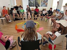 Übergabe der Schutzengel durch die Kinder