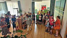 Kinder singen bei der Übergabe der Schutzeengel das Lied: Ich schenk dir einen Regenbogen